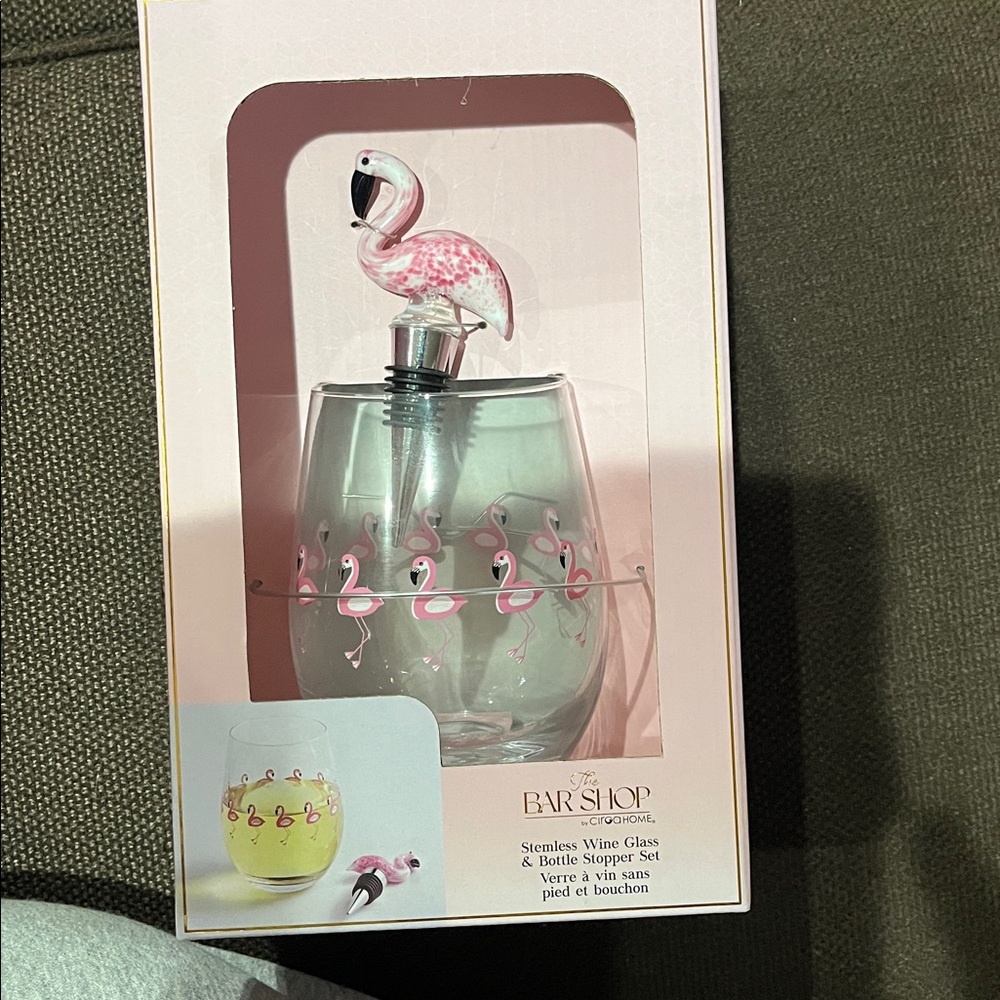 FLAMINGO. Ciroa Home Flamingo Wine Glass and Stopper Set